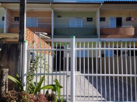 Sobrado com 3 quartos perto do mar #04, hotel v destinaci Matinhos