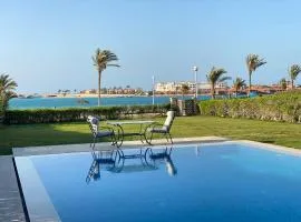 فيلا أول صف رملي بإطلالة بحرية مباشر