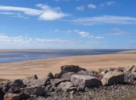 Cosy, coastal cottage- Beach, Pub and shop nearby