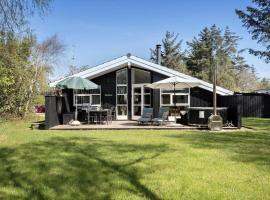 1114-Ringkobing-Hjelmevej-11, hotel sa Søndervig