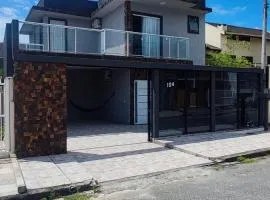 Casa com piscina em matinhos