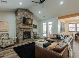 Lakeside Pines Retreat- Stay warm in Cozy Comfort