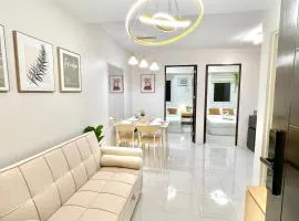 Cozy 2BR Stay for 6pax in High-Floor, Wi-Fi & Family Games near IT Park Cebu- Unit Scarlett by GERRA