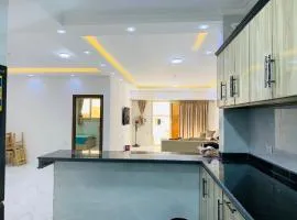شاليه بقريه جرين بيتش الساحل الشمالي 4 غرف تشطيب السنه لوكس