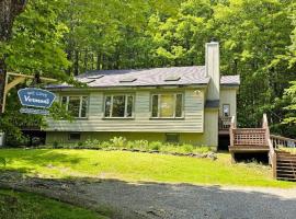 Wine Moose w Hot tub Fireplace Sauna 9min to Mt Snow, hotel que acepta mascotas en Dover