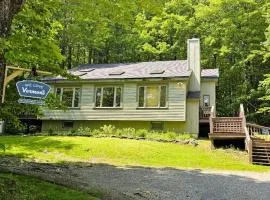 Wine Moose w Hot tub Fireplace Sauna 9min to Mt Snow