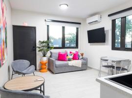 AQUA Villas Del Mar Apt 6 - 1 BR ADA-Accessible Beachfront Oasis, ξενοδοχείο σε Dorado