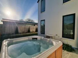 Hot Tub Haven! Games Room, Garden & E-Bikes