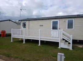Spacious 8 Berth Caravan At Dovercourt Holiday Park, Essex Ref 44202K