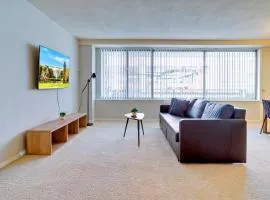 Bright Apt - Gym Access & Great Location