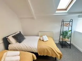 Treforest Apartment 3 Bedrooms - Next Station - Free Parking