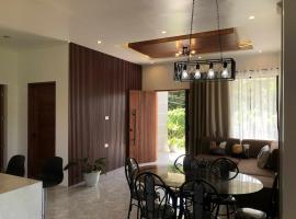 The CozyNest Camiguin Homestay, akad&aacute;lymentes&iacute;tett sz&aacute;ll&aacute;s Mambajao v&aacute;ros&aacute;ban