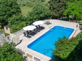 Family friendly house with a swimming pool Krnica, Marcana - 24375, hotel di Krnica