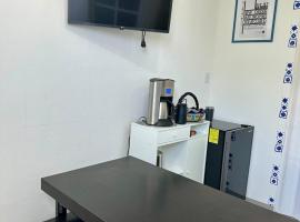 Apartment with 3 beds and garden, caba&ntilde;a o casa de campo en El Gallinero