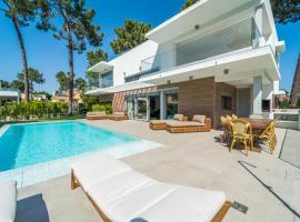 Luxury 4BR Villa w/ Pool & Cinema Golf | By Airnest, Hotel in Charneca