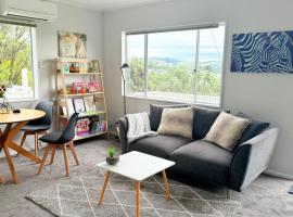 Renovated Entire 2BR Flat, Comfort, Scenic Views, Free Parking & 10 min to Ferry, family hotel in Wellington