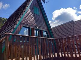 Chalet individuel chaleureux au pied des pistes - FR-1-787-128, Hotel in Laveissière