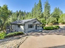 Gateway to Yosemite Group-Friendly Groveland Home