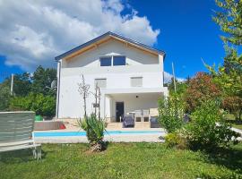 Cozy Home In Hrvace With Jacuzzi, hotel di Hrvace