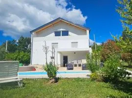 Cozy Home In Hrvace With Jacuzzi