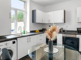Unique 3 Bedrooms, 3 Ensuite, FREE WiFi, Private Parking, chalupa v destinaci Tottington