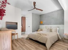 Cozy Loft Near SOCO, Downtown! Parking, Dogs OK, WiFi