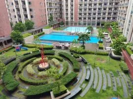 Free Pool Access near MOA 318