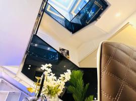 HAVENN NEST 4 & 3 Duplex shortlet Apartments with pool and Bq in Ikate lekki, hotel di Lekki