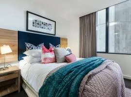 Central 2 Bedroom Apartment with Pool, Gym & Parking