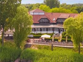 M&aacute;rtoni Resort & Restaurant, пляжный отель в городе Szigetszentm&aacute;rton