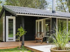 Cozy Holiday Home Near Rødby, khách sạn có bồn tắm nóng ở Rødby