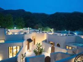 Beifei Garden--Majestic Great Wall View Exclusive Hot Spring Villa，5 minutes' walk to Badaling Shuiguan Great Wall，Rooftop Infinity Pool with Panoramic Great Wall Views，Free Coffee, Laundry