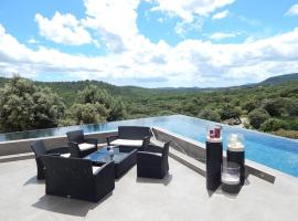 Splendide villa contemporaine avec vue panoramique sur le Pic Saint Loup, hotel v destinaci Corconne