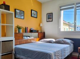 Chambre dans appartement agréable et calme à 15 mn du Centre Ville, homestay in Annecy