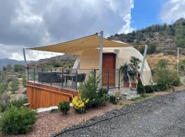 Cozy Dome Glamping Site with Private Hot Tub in Limassol, Cyprus, hotel em Agros