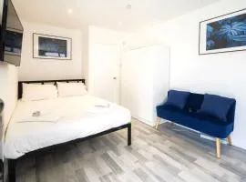 Lovely Cosy Studio with Garden and Parking