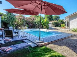 Superbe Maison Avec Piscine, hotel i Andernos-les-Bains