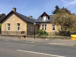 Kasama Holiday Lets between Glasgow and Edinburgh, hotel with parking in Kirk of Shotts