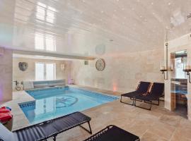 Lux Filey Villa - Indoor Heated Pool, Sauna, hotel in Filey