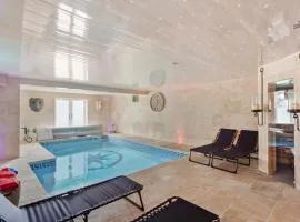 7 Bed Coastal Villa - Private Heated Pool, Sauna, Parking