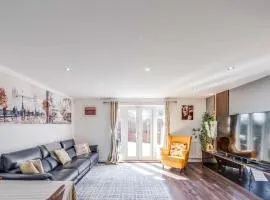 London Suburb Home Sleeps 7 - Great Connections