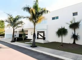 Mansão Cinematográfica em Condomínio- Granja Viana, hotel in Cotia