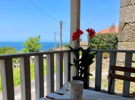 Tiny house with sunset over the ocean, hotel i Oia
