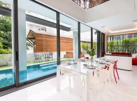 Modern Luxury Poolhaus with Lift, hotel i Khlong Toei