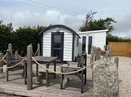 Estuary View - Cosy Shepherds Hut for Two with Private Facilities, tapak perkhemahan di Kingsbridge