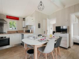 Chalet Le Bois d'Amour 2-2 by Interhome, chalé em Dinard