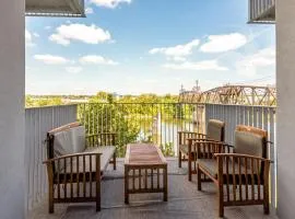 Stylish Riverfront Condo Eve 305 - Free Parking