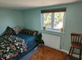 Quiet Loft Double Room forty-five minutes by train to London Liv Street