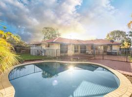 Spacious Home 4BR Retreat with Pool in Parkinson, hotel in Browns Plains