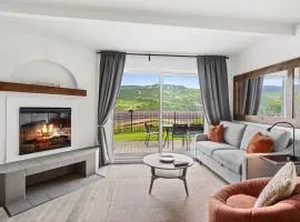 Chic One-Bedroom Condo With Lake View